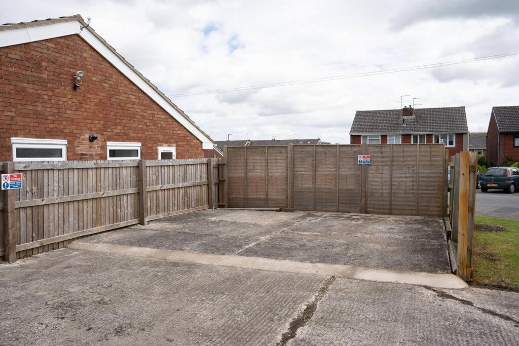 Bungalow In Keynsham Exterior foto